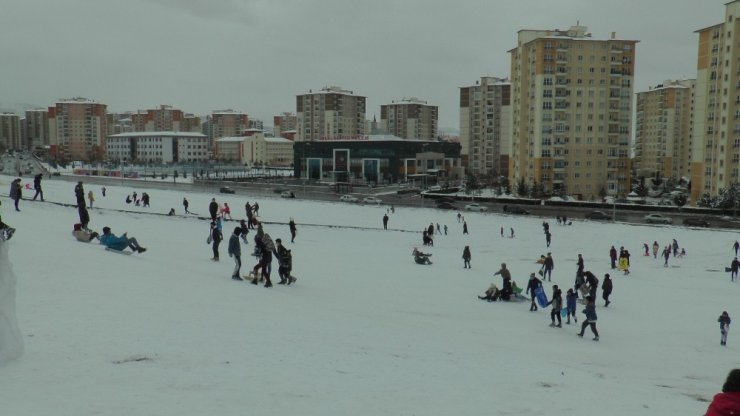 Poşetini tepsisini leğenini alan ‘Beleştepe’ye kaymaya koştu