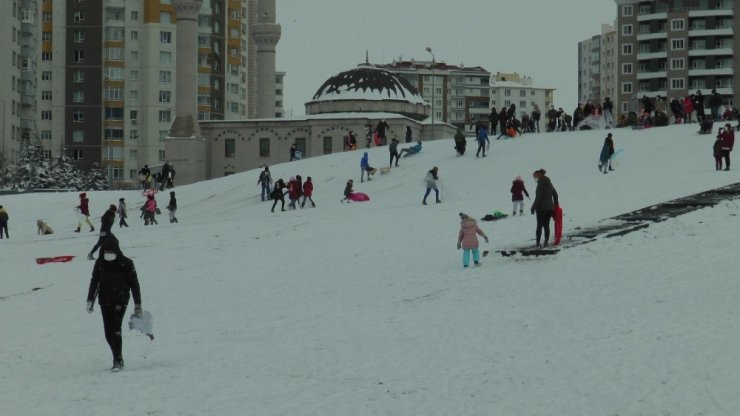 Poşetini tepsisini leğenini alan ‘Beleştepe’ye kaymaya koştu