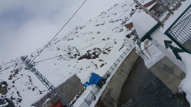 Kayseri’nin bazı mahallelerinde kar kalınlığı 70 santime ulaştı