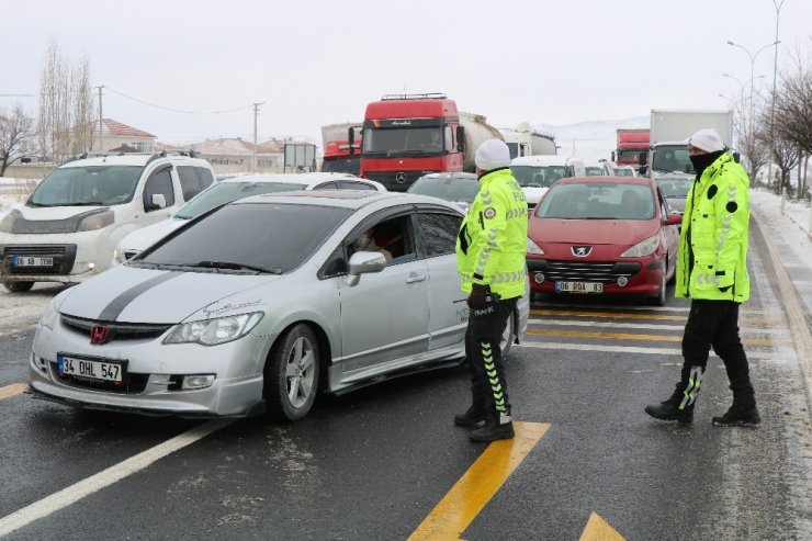 Tipi nedeniyle Kırşehir -Kayseri yolunda sürücüler bekletiliyor