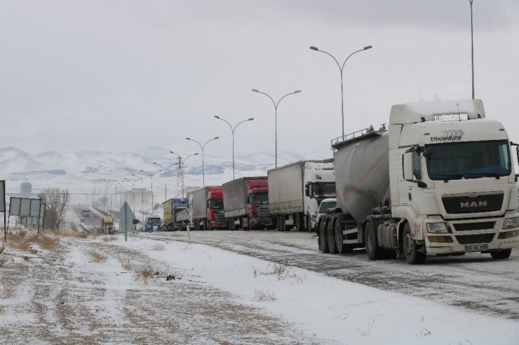 Tipi nedeniyle Kırşehir -Kayseri yolunda sürücüler bekletiliyor