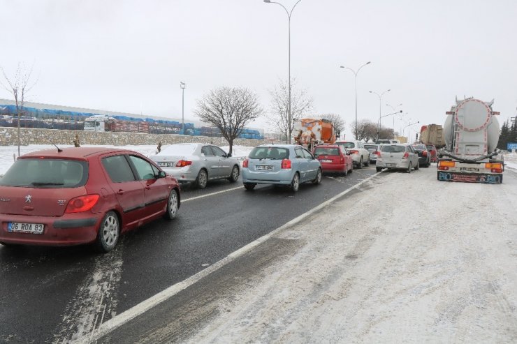 Tipi nedeniyle Kırşehir -Kayseri yolunda sürücüler bekletiliyor