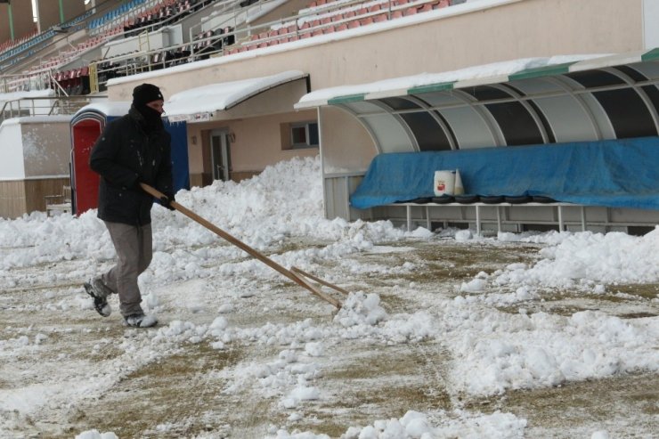 Muhsin Yazıcıoğlu Stadyumu kardan temizleniyor