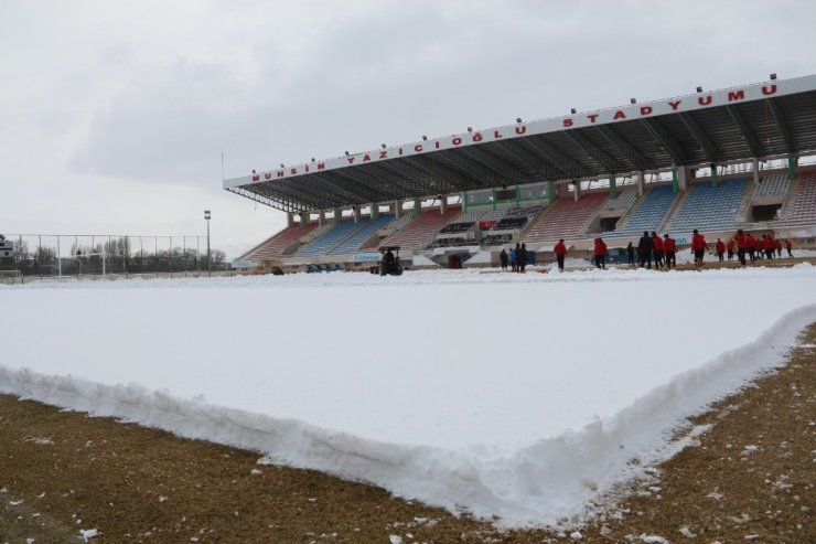 Muhsin Yazıcıoğlu Stadyumu kardan temizleniyor