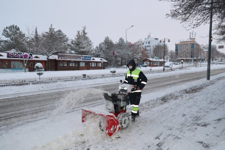 Yol ve kaldırımlarda kar temizliği yapılıyor