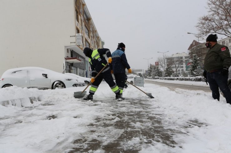 Yol ve kaldırımlarda kar temizliği yapılıyor