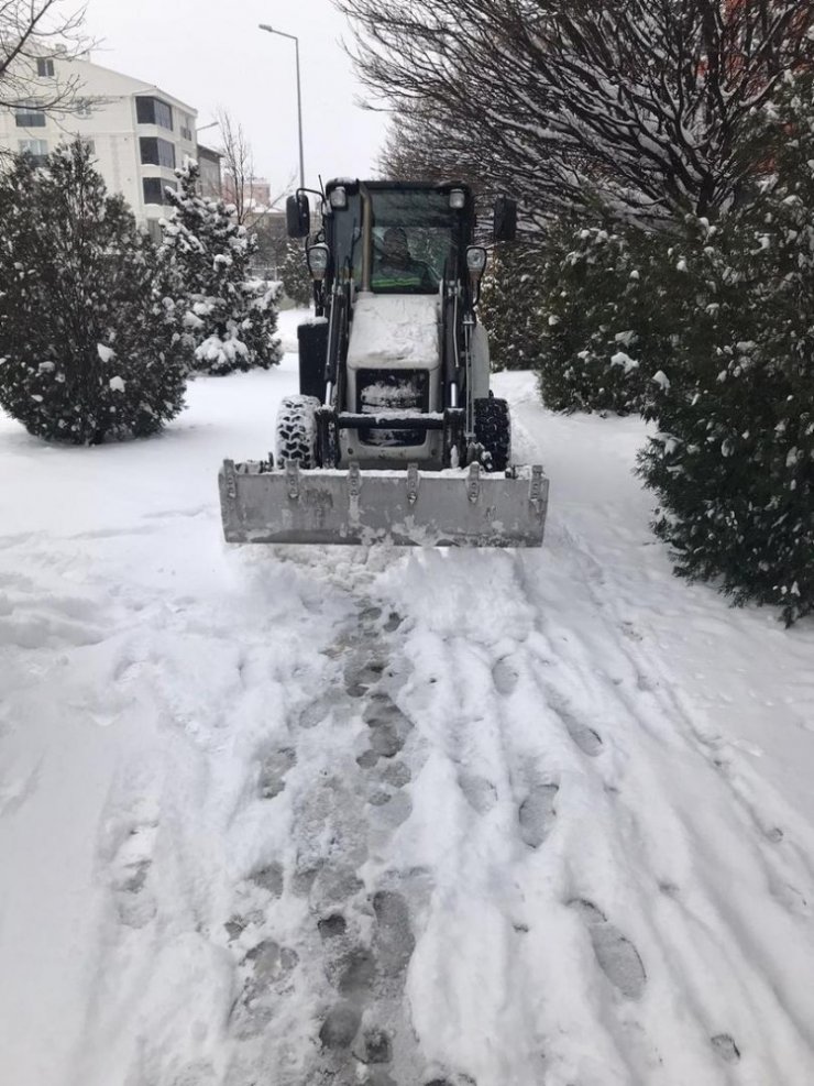 Yol ve kaldırımlarda kar temizliği yapılıyor