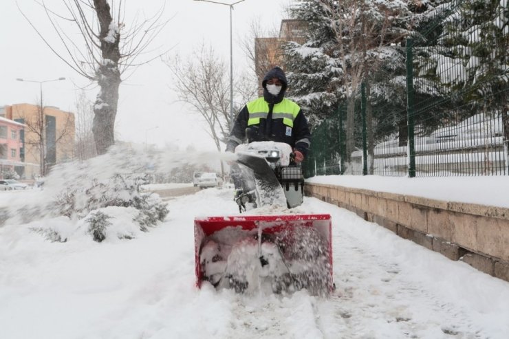 Yol ve kaldırımlarda kar temizliği yapılıyor