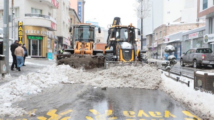 Nevşehir’de karla mücadele aralıksız sürüyor