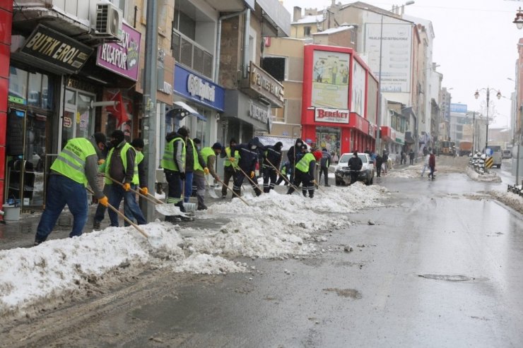 Nevşehir’de karla mücadele aralıksız sürüyor