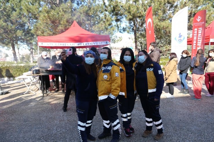 Sivrihisar Belediyesi’nden sağlıkçılara moral mangalı