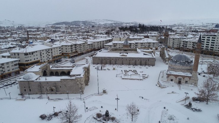 Sivas’ta 916 köy yolu araç ulaşımına kapandı