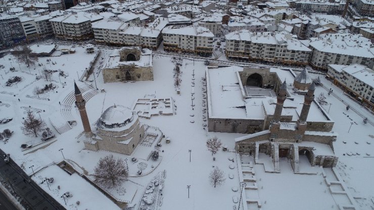 Sivas’ta 916 köy yolu araç ulaşımına kapandı