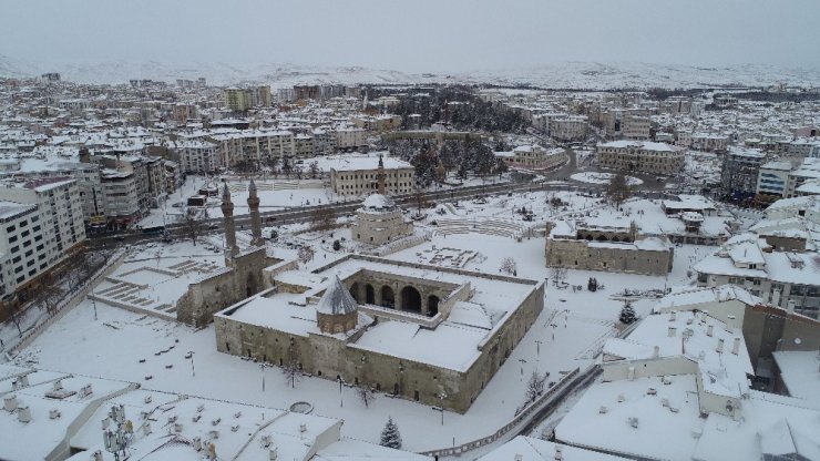 Sivas’ta 916 köy yolu araç ulaşımına kapandı