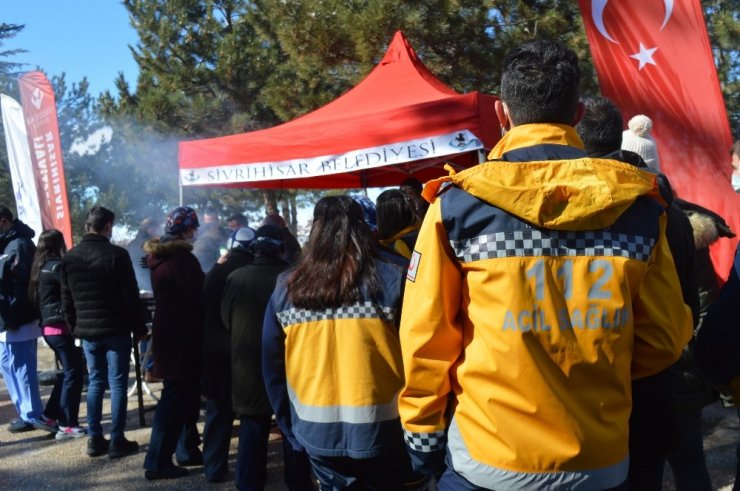 Sivrihisar Belediyesi’nden sağlıkçılara moral mangalı