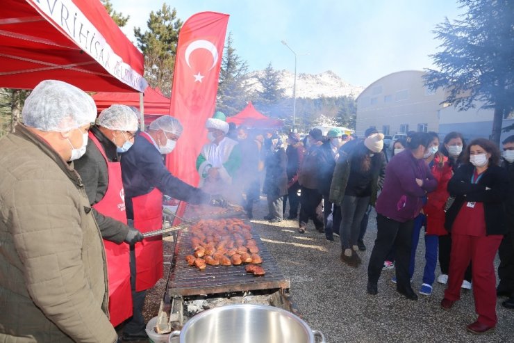 Sivrihisar Belediyesi’nden sağlıkçılara moral mangalı