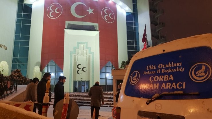 Ülkü Ocakları soğuk Ankara gecelerinde sokaklarda sıcak çorba ikram etti