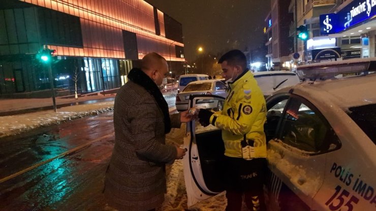 Ülkü Ocakları soğuk Ankara gecelerinde sokaklarda sıcak çorba ikram etti