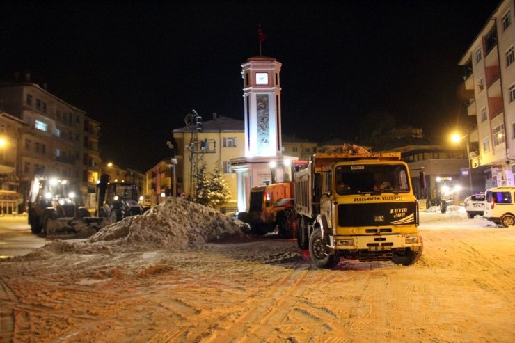 Akdağmadeni’nde kar temizleme çalışmaları başladı