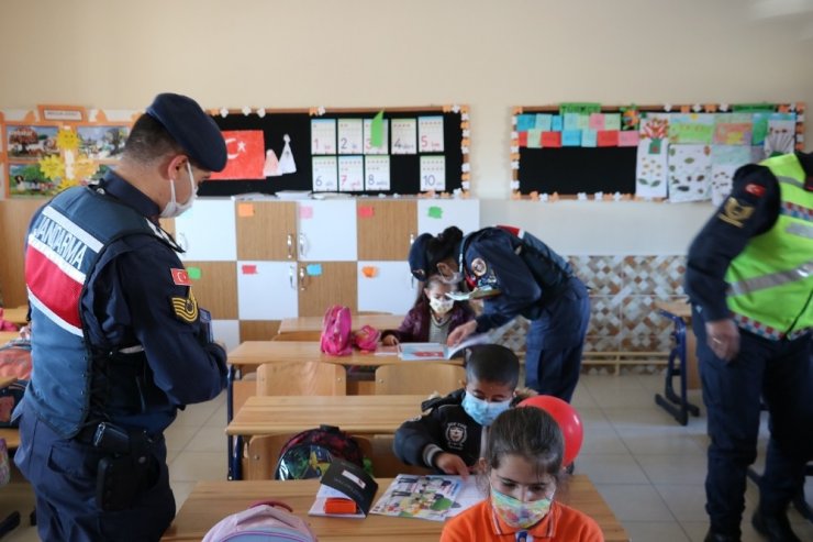 Jandarma ekipleri öğrenci servislerini denetleyip öğrencileri ziyaret etti