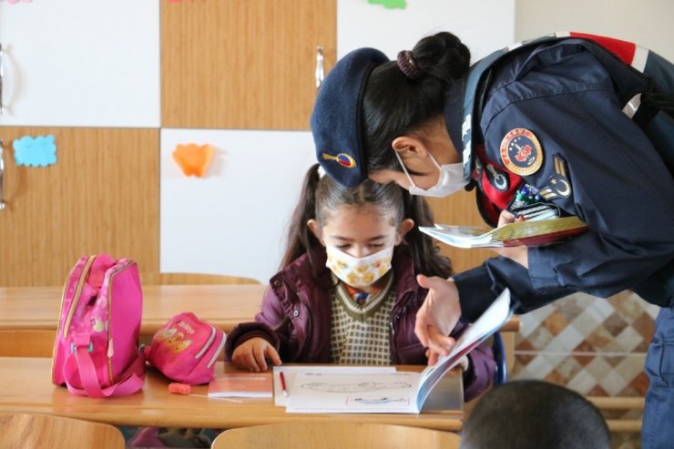 Jandarma ekipleri öğrenci servislerini denetleyip öğrencileri ziyaret etti