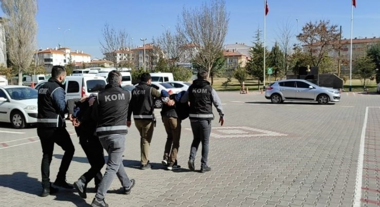 Kalpazanlar polisin operasyonuyla yakalandı