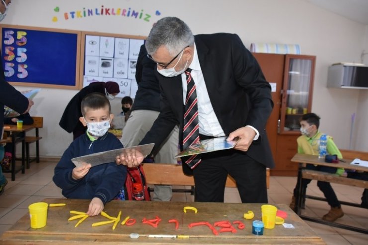 Yüz yüze eğitime başlayan öğrencileri ziyaret ettiler