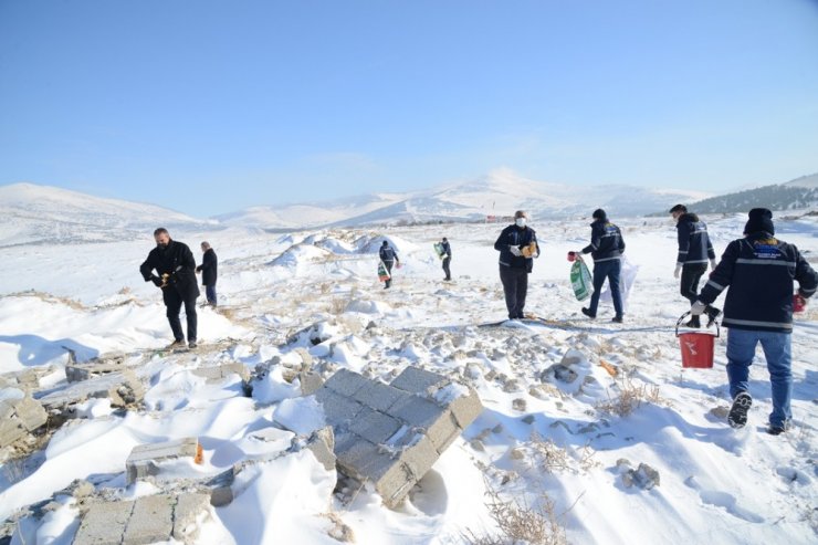 Kırşehir Belediyesi’nden yaban hayvanlarına mama ve kulübe