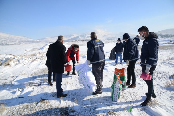 Kırşehir Belediyesi’nden yaban hayvanlarına mama ve kulübe