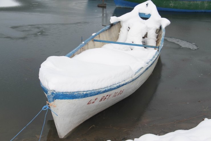 Beyşehir Gölü ve buz sarkıtları kartpostallık manzaralar oluşturdu