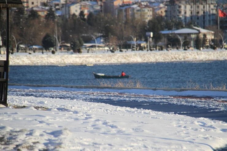 Beyşehir Gölü ve buz sarkıtları kartpostallık manzaralar oluşturdu