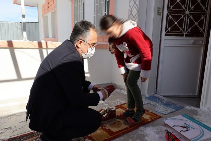 Başkan Savran, “Hayırlı Olsun” çiçeklerini satarak ihtiyaç sahiplerine yardımda bulundu