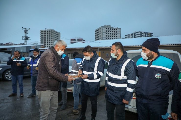 Başkan Yalçın’dan kış çalışması ekiplerine moral ziyareti