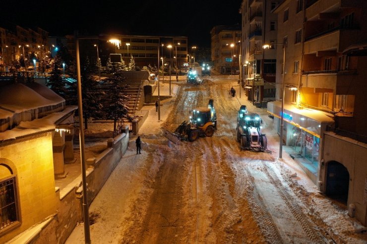 Akdağmadeni’nde kar temizleme çalışmaları başladı