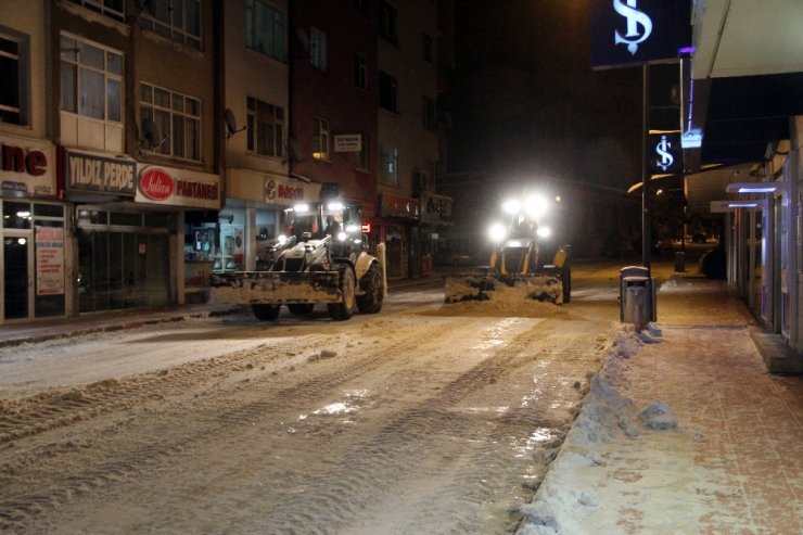 Akdağmadeni’nde kar temizleme çalışmaları başladı