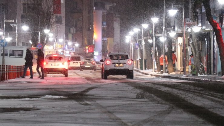 Aksaray’da kar yağışı etkisini sürdürüyor