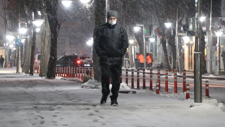 Aksaray’da kar yağışı etkisini sürdürüyor