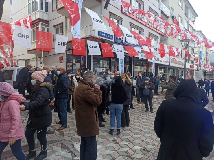 CHP’nin etkinliğinde sosyal mesafe unutuldu