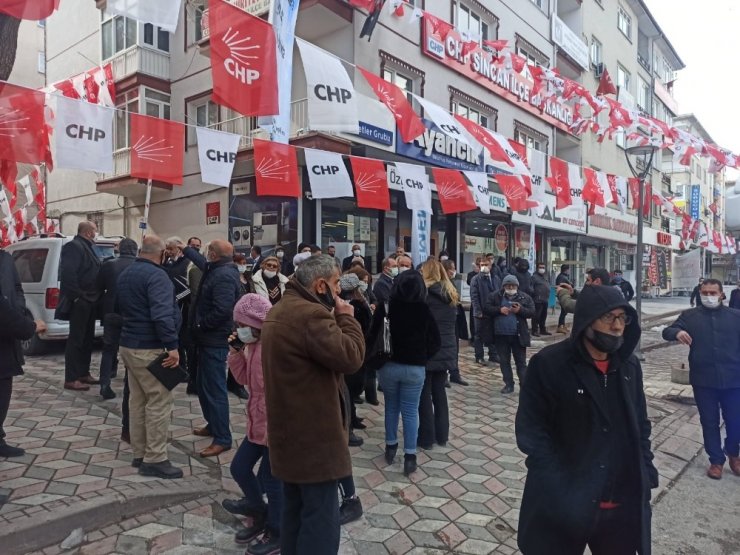 CHP’nin etkinliğinde sosyal mesafe unutuldu