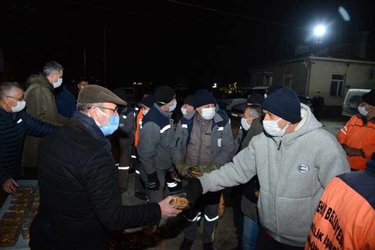 Belediye Başkanı Ekicioğlu, gece mesaisindeki personelini ziyaret etti