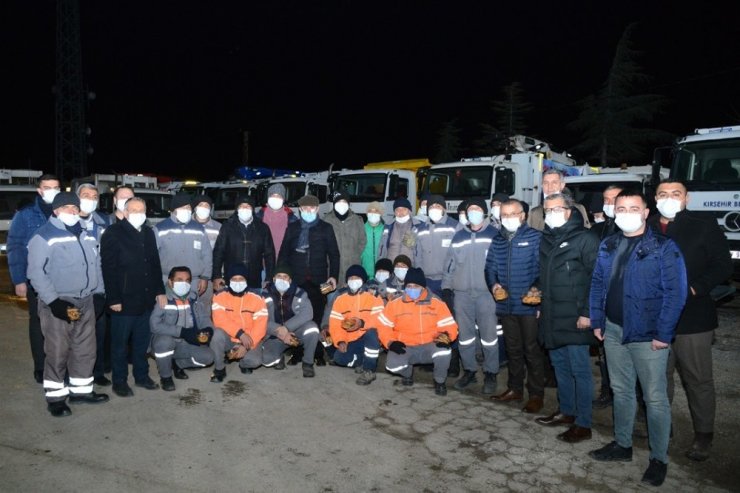 Belediye Başkanı Ekicioğlu, gece mesaisindeki personelini ziyaret etti