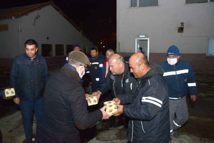 Belediye Başkanı Ekicioğlu, gece mesaisindeki personelini ziyaret etti