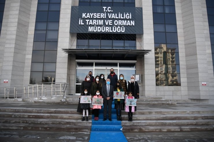 Mustafa Şahin Dünya Gıda Günü Afiş Yarışmasına katılan öğrencileri makamında ağırladı