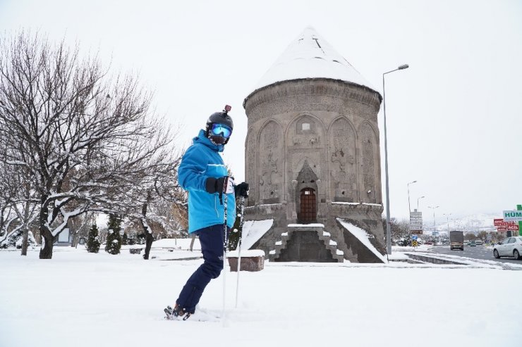 Erciyes Dağı’ndan şehir merkezine kayarak indi