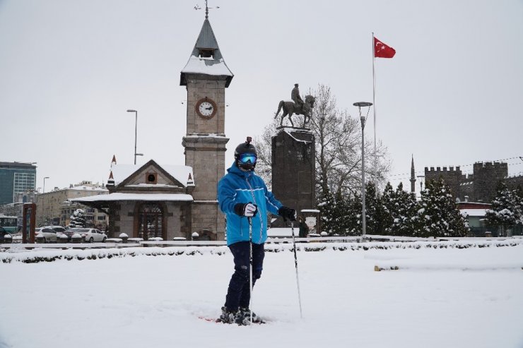 Erciyes Dağı’ndan şehir merkezine kayarak indi