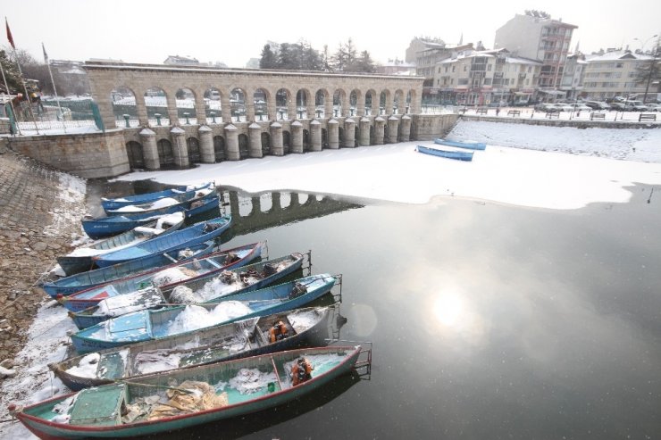 Beyşehir Gölü’nde kartpostallık kar manzaraları