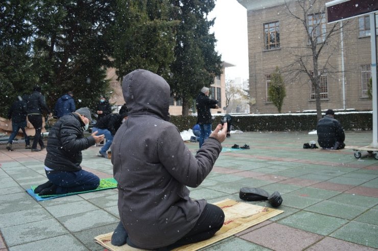 Lapa lapa yağan kar altında cuma namazı kıldılar