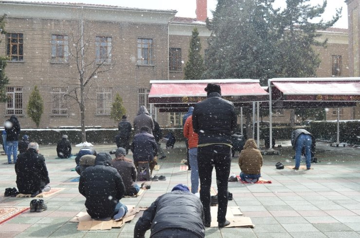 Lapa lapa yağan kar altında cuma namazı kıldılar