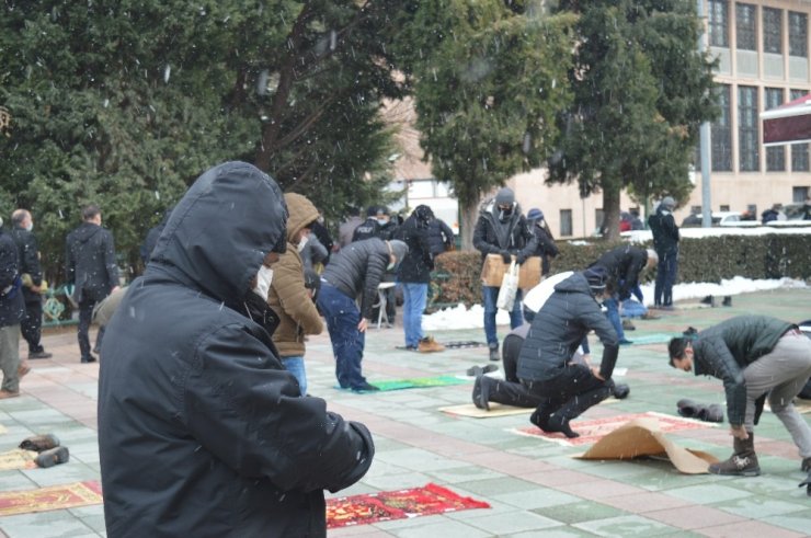 Lapa lapa yağan kar altında cuma namazı kıldılar