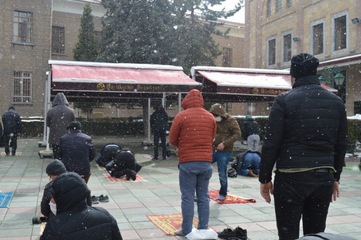 Lapa lapa yağan kar altında cuma namazı kıldılar